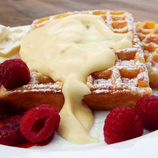 einfacher Waffelteig für leckere Waffeln Waffeln mit Vanillesauce und Beeren