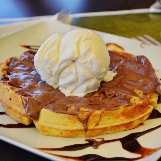 leckeres Waffelteigrezept Waffel mit Nutella und Vanilleeis