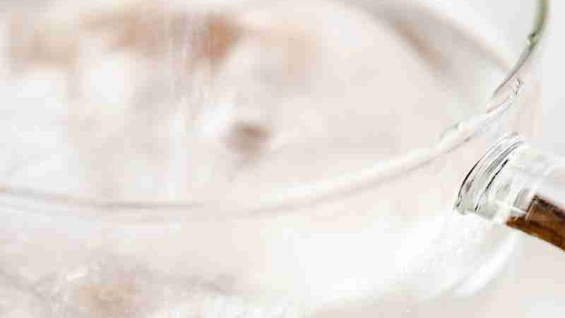 Glas Tasse mit heißem Wasser