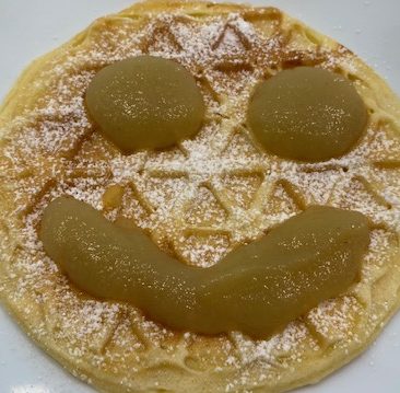 Waffeln mit Apfelmusgesicht