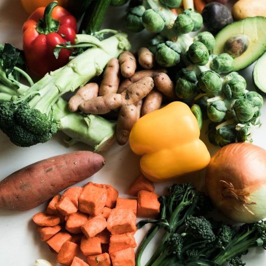 geschnittene Karotten und verschiedenes Gemüse zum einfach kochen