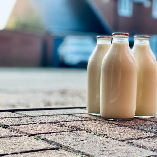 frische Milch als Basis für Waffeln & Pfannkuchen Milchflaschen am Straßenrand