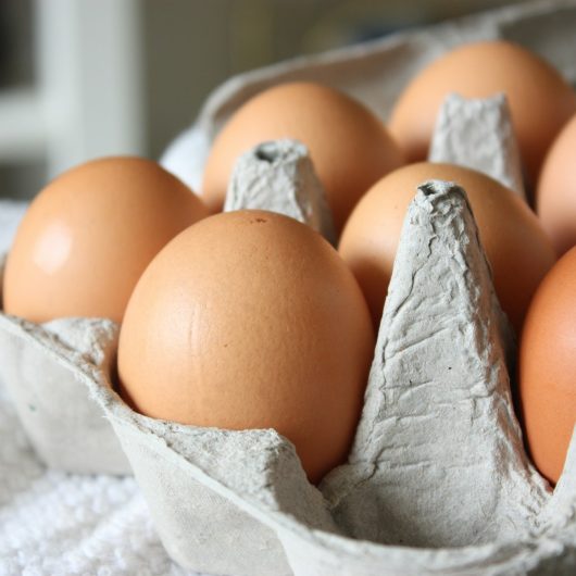 Eier als Basis für das Grundrezept für Mehlspeisen braune Eier im Eierkarton