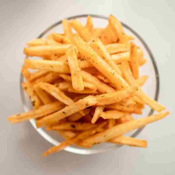Pommes Frites in einer Schüssel