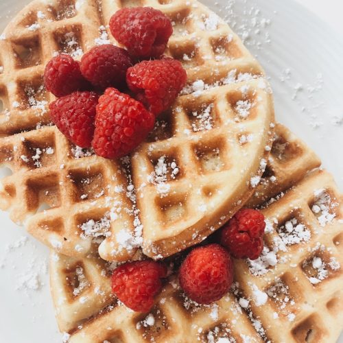 Waffeln mit frischen Früchten frische Beeren auf einer Waffel