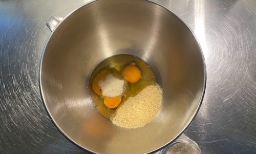 Grundzutaten für Waffelteig, Eier, Zucker, Vanillezucker