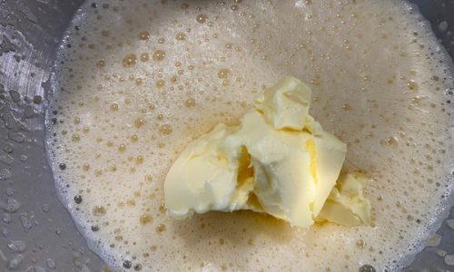 weiche Margarine oder Butter in schaumige Eier-Zucker Mischung geben für perfekten Waffelteig
