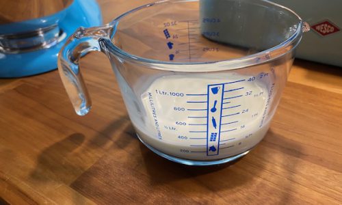 200ml Milch im Messbecher abmessen und in den Waffelteig geben
