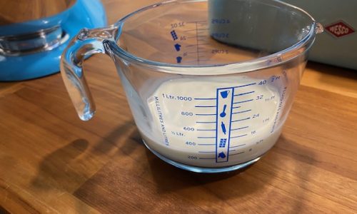 200ml Milch im Messbecher abmessen und in den Waffelteig geben