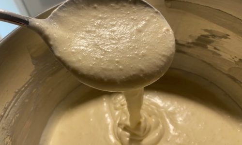 dicklich glatter Waffelteig bereit zum Waffeln backen