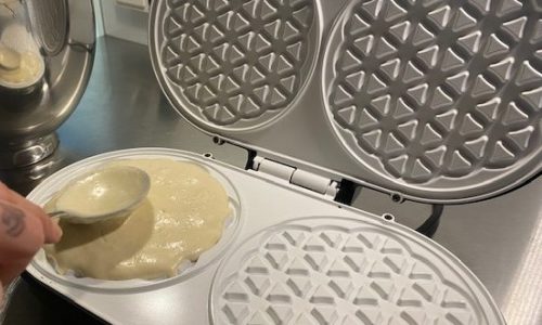 Waffelteig auf das Waffeleisen geben und glatt streichen
