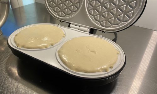 Beide Formen des Waffelteigs füllen und das Waffeleisen schließen