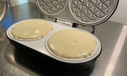 Beide Formen des Waffelteigs füllen und das Waffeleisen schließen