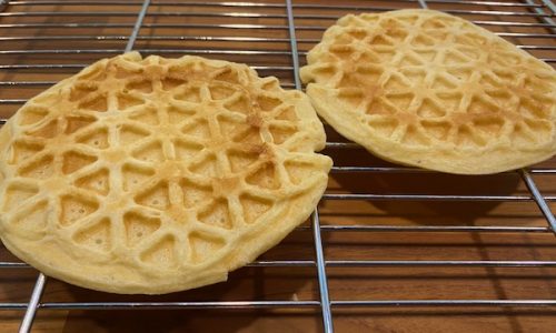 Die fertigen Waffeln unbedingt kurz auf ein Gitter legen