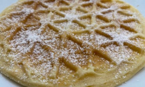 Leckere Waffel mit Puderzucker