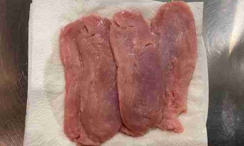 abgewaschene Schnitzel beim Trocknen