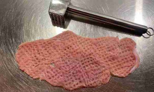 dünn geklopfte Schnitzel mit einem Fleischklopfer