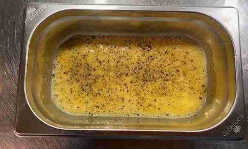 verquirle Eier mit Pfeffer und Salz