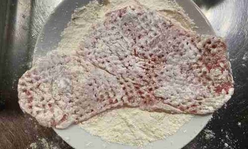 im Mehl gewendetes Schnitzel