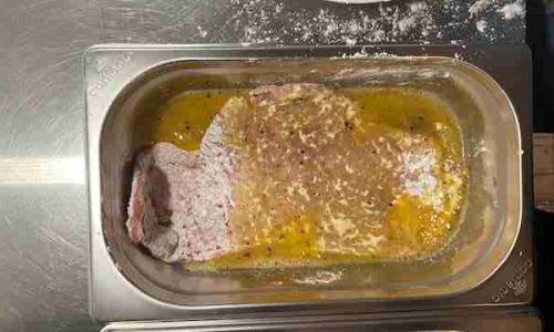Schnitzel in verquirlem Ei