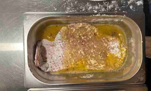 Schnitzel in verquirlem Ei