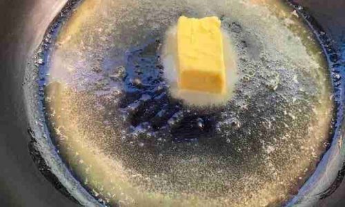 Butter schmilzt in einer Pfanne