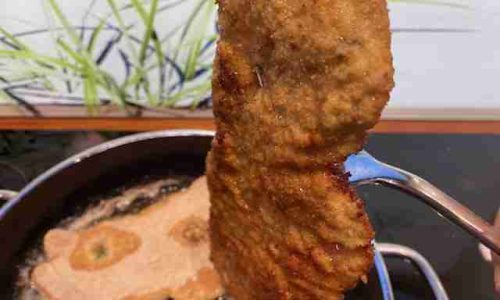 gebratenes Schnitzel aus einer Pfanne