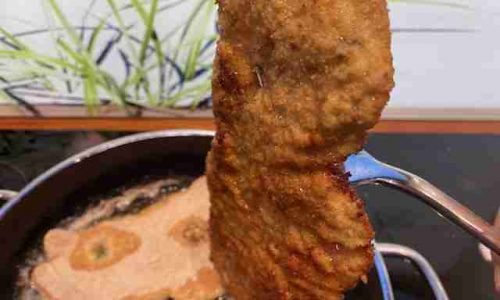 gebratenes Schnitzel aus einer Pfanne