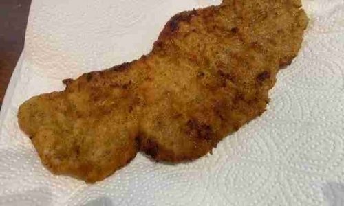 Schnitzel auf einem Küchentüch zum abfetten