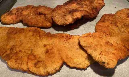panierte Schnitzel in einem Backofen